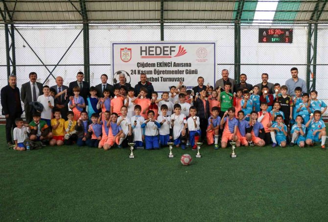 Vefat Eden Öğretmen Anısına Futbol Turnuvası