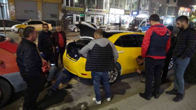 Taksinin Alt Bölümünde Mahsur Kalan Kedi Sıcak Bir Yuvaya Kavuştu