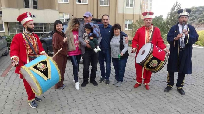 Çinli Gelini Ve İlk Kez Gördüğü Torununu Mehter Takımı İle Karşıladı