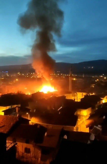 Tokat’ta İki Katlı Ahşap Ev Alevlere Teslim Oldu