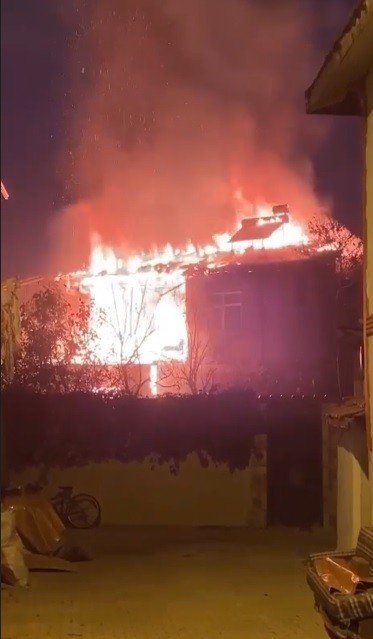 Tokat’ta İki Katlı Ahşap Ev Alevlere Teslim Oldu