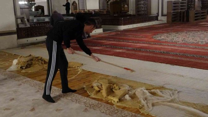 Ulu Cami’nin 12 Yıllık Halıları Değişti
