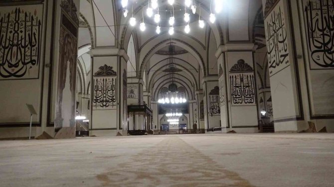 Ulu Cami’nin 12 Yıllık Halıları Değişti
