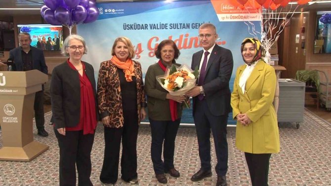 Üsküdar’da Kadın Muhtarlar, Kadına Şiddete ’Dur’ Demek İçin Mor Ve Turuncu Balonları Gökyüzüne Bıraktı