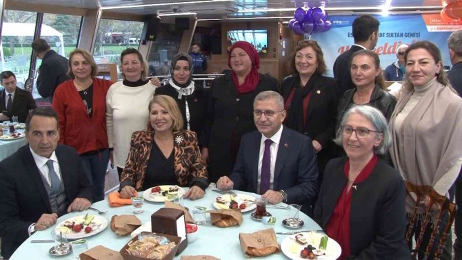 Üsküdar’da Kadın Muhtarlar, Kadına Şiddete ’Dur’ Demek İçin Mor Ve Turuncu Balonları Gökyüzüne Bıraktı