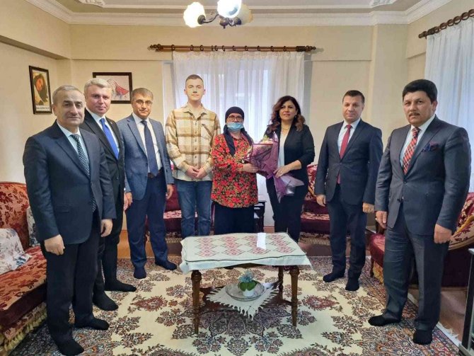 Vali, Terör Şehidi Öğretmen Şenay Aybüke Yalçın’ın Annesini Ziyaret Etti