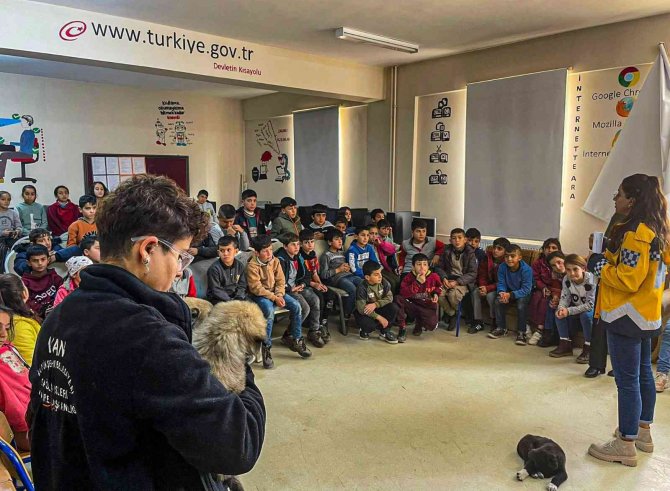 Van’da Çocuklara Hayvan Sevgisi Aşılanıyor