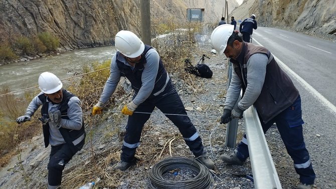 Vedaş Zap Suyu Üzerine Kurdukları Teleferikle Bakım Çalışması Yaptı