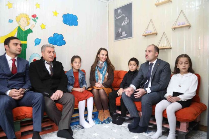 Fedakar Öğretmenler Öğrencileri İçin Konteyneri Kütüphaneye Dönüştürdü