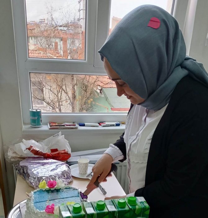 Velilerden Öğretmene Sınıfta Sürpriz “Öğretmenler Günü” Kutlaması