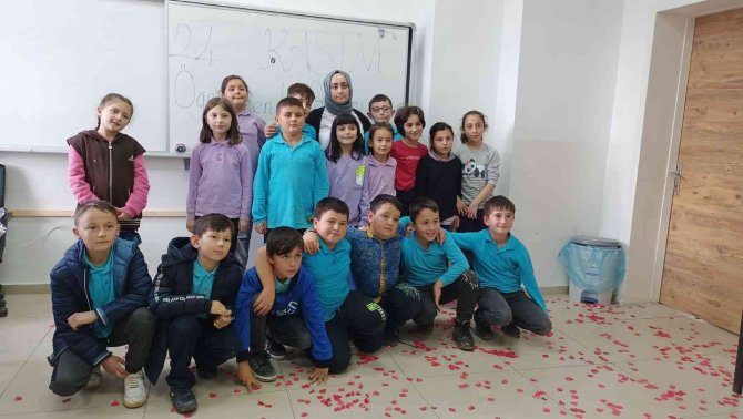 Velilerden Öğretmene Sınıfta Sürpriz “Öğretmenler Günü” Kutlaması