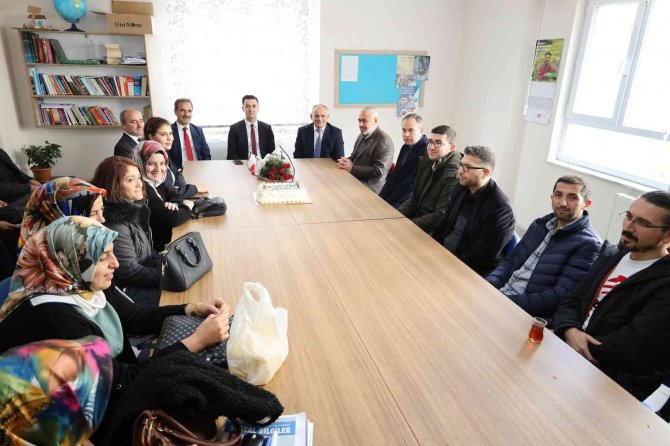 Başkan Öztürk’ten Öğretmenlere Pastalı Kutlama