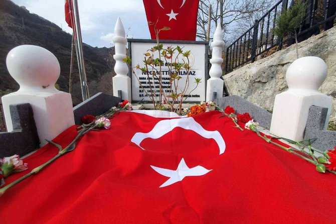 Şehit Öğretmen Necmettin Yılmaz Öğretmenler Gününde Kabri Başında Anıldı