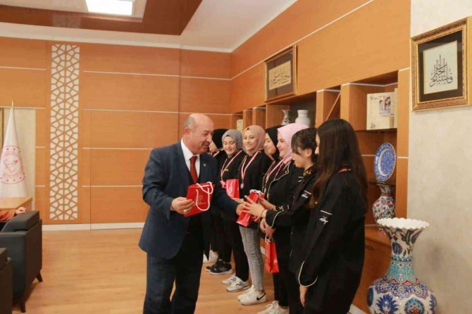 Yemek Yarışmasından Ödülle Dönen Öğrenciler Müdür Başyiğit’le Bir Araya Geldi