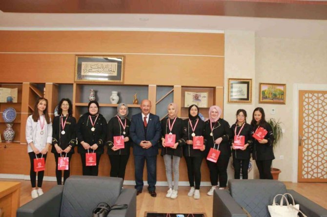 Yemek Yarışmasından Ödülle Dönen Öğrenciler Müdür Başyiğit’le Bir Araya Geldi
