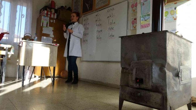 Fedakar Öğretmen Soba Yakıyor, Sınıfı Temizliyor