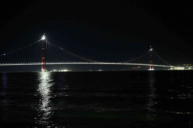 1915 Çanakkale Köprüsü Kadına Yönelik Şiddetle Mücadele İçin Turuncuyla Aydınlatıldı