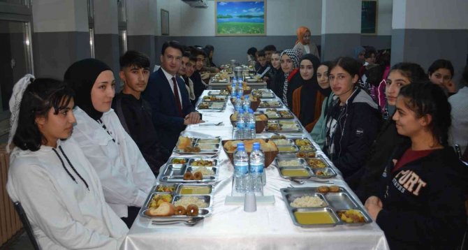 Kaymakam Gürses, Öğrencilerle Bir Araya Geldi