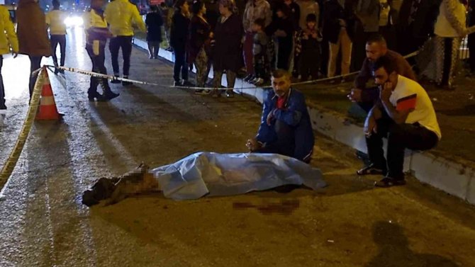 Kazada Ölen Ağabeyinin Elini Bırakmadı