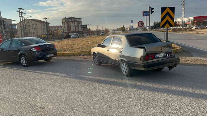 3 Araca Çarpıp Kaçtı, Düşürdüğü Parçadan Yakalandı