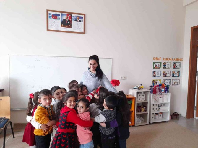 Fedakâr Öğretmen, Sınıfta Oluşturduğu Montesorri Merkezi’nde Minik Kalpleri Hayata Hazırlıyor