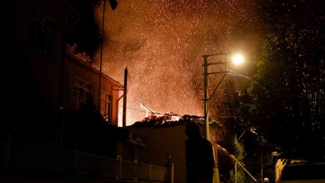 Alevler Göğe Yükseldi, Tarihi Konak Küle Döndü