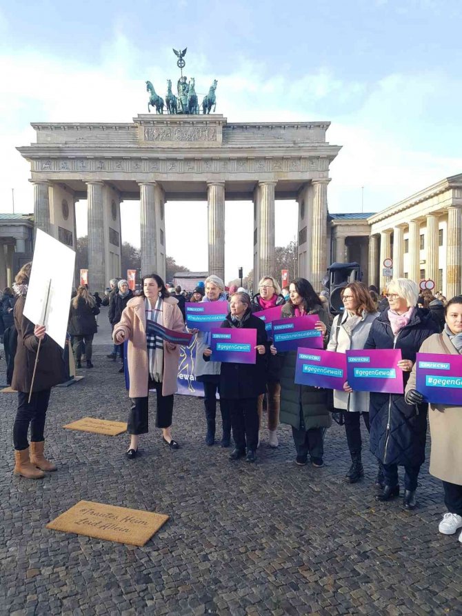 Berlin’de Kadına Karşı Şiddet Protesto Edildi