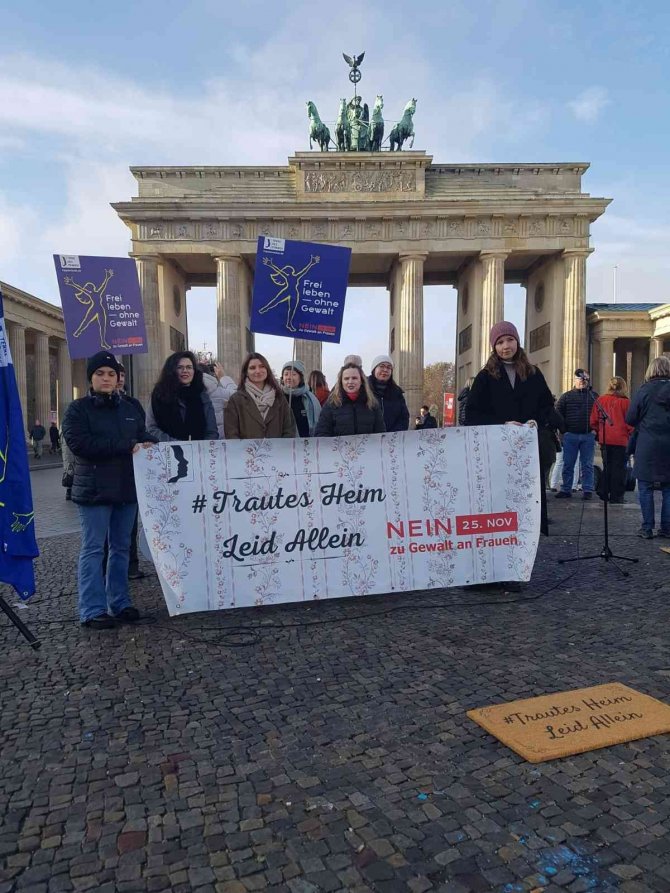 Berlin’de Kadına Karşı Şiddet Protesto Edildi