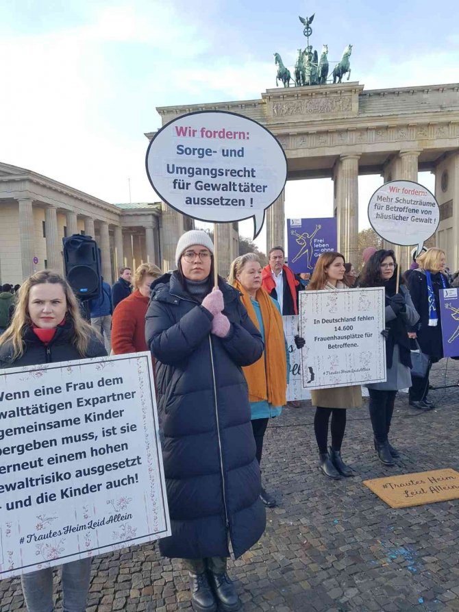 Berlin’de Kadına Karşı Şiddet Protesto Edildi