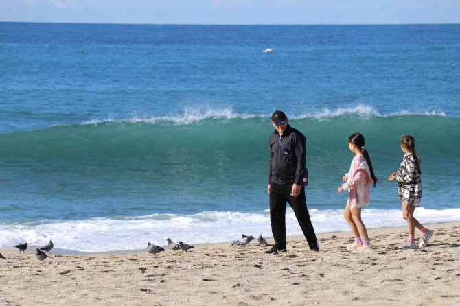 Yağışlı Havaların Ardından Güneşi Gören Plaja Geldi