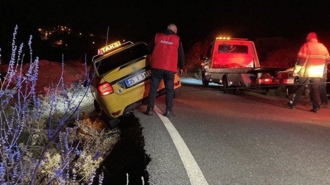 Araç Bankette Asılı Kaldı, 3 Kişilik Aile İtfaiye Tarafından Kurtarıldı