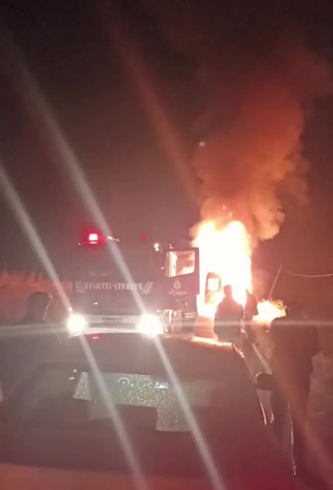 Arnavutköy’de Servis Aracı Alev Alev Yandı