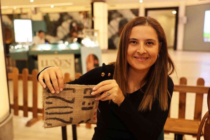 Ataşehir’de Atıklardan Giydirilmiş Manken, Atık Azaltımına Dikkat Çekti