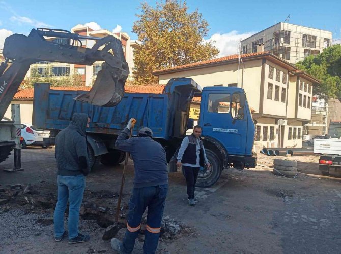 Edremit Belediyesi Sorunsuz Bir Alt Yapı İçin 7/24 Çalışıyor
