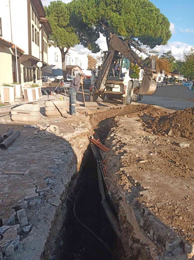 Edremit Belediyesi Sorunsuz Bir Alt Yapı İçin 7/24 Çalışıyor