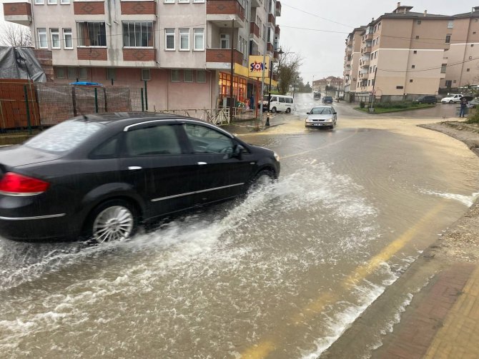 Kuvvetli Sağanak Yağış Sürücü Ve Yayalara Zor Anlar Yaşattı
