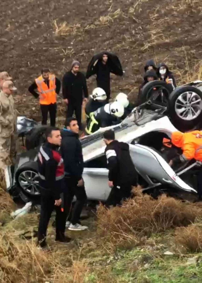Batman’da Otomobil Kayganlaşan Yolda Şarampole Yuvarlandı: 5 Yaralı