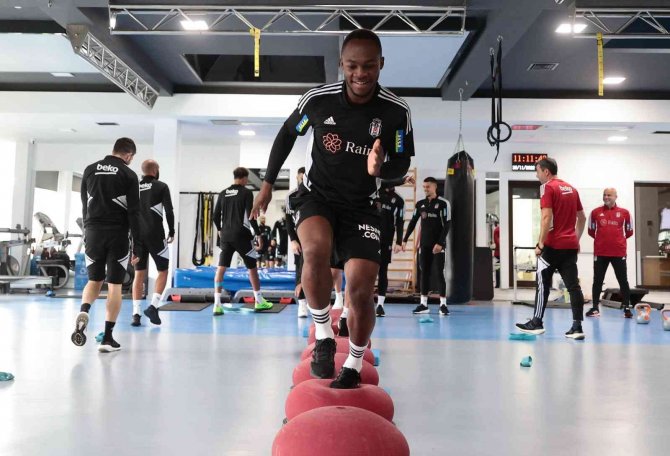 Beşiktaş Günün İlk İdmanını Tamamladı
