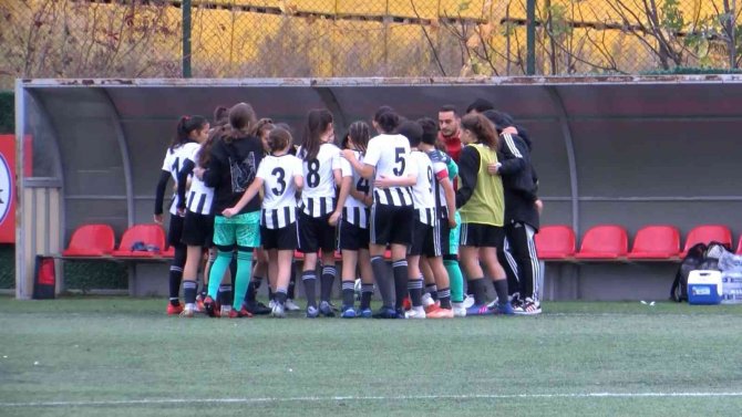 Maltepe’de Kadın Yönelik Şiddete ’Bjk-fb Farkındalık Maçı’ İle Dikkat Çekildi