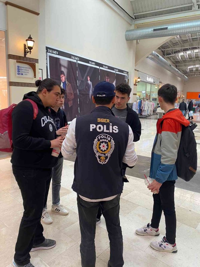 Bilecik’te Vatandaşlara Siber Suçlarla Mücadele Broşürü Dağıtıldı