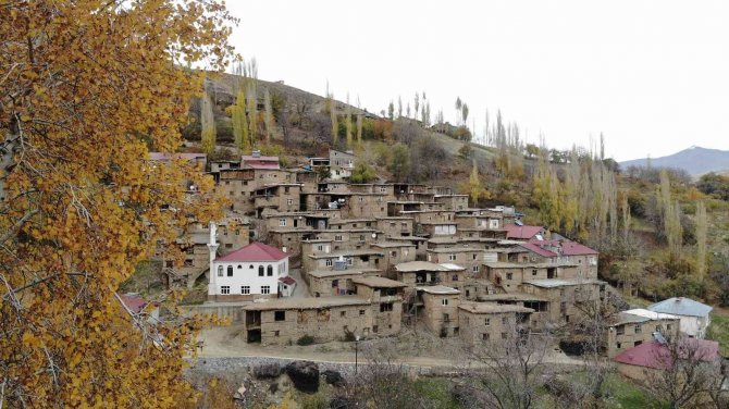 Hizan’da Sonbaharla Gelen Taş Ev Güzelliği