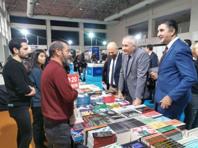 Manisa Kitap Fuarı Kapılarını Ziyaretçilerine Açtı