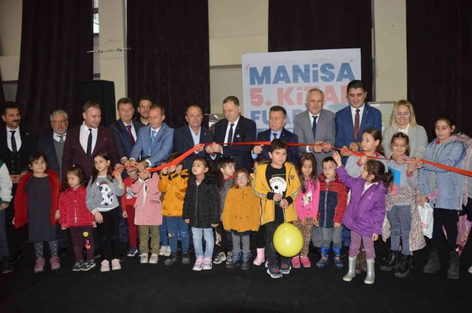 Manisa Kitap Fuarı Kapılarını Ziyaretçilerine Açtı
