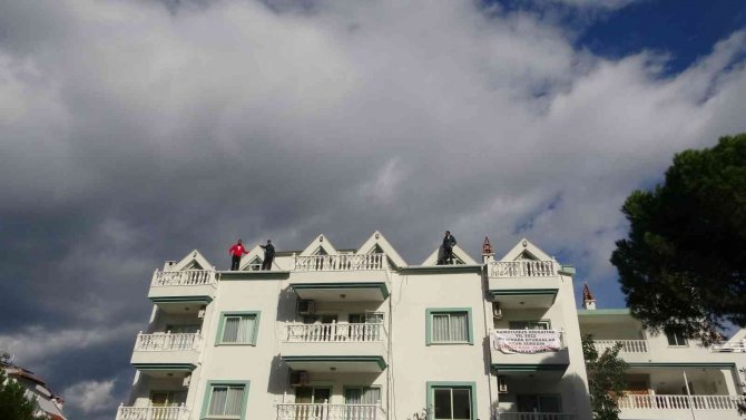 Elektriği, Suyu Kesilen Kiracılar Çatıya Çıktı