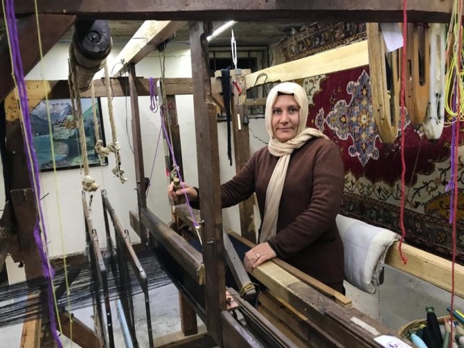 Ata Mesleğini Tarihi Sokakta İlmek İlmek Dokuyarak Yaşatıyor