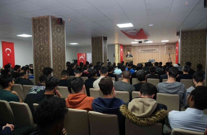 Erzincan’da Kyk’da Kalan Üniversite Öğrencilerine Konferans
