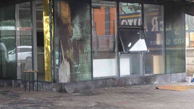 Kısa Devre Nedeniyle 6 Araç Ve Bir İş Yerinin Yandığı Olayda Güvenlik İhmali İddiası