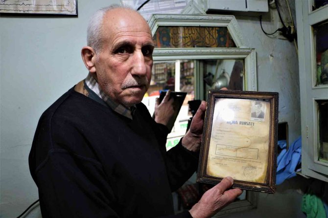 52 Yıldır Dükkanındaki Tek Koltukla 7 Çocuk Büyüttü