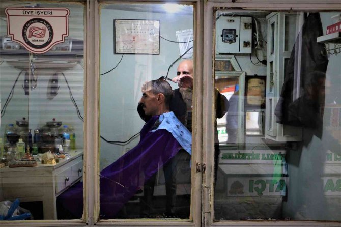 52 Yıldır Dükkanındaki Tek Koltukla 7 Çocuk Büyüttü