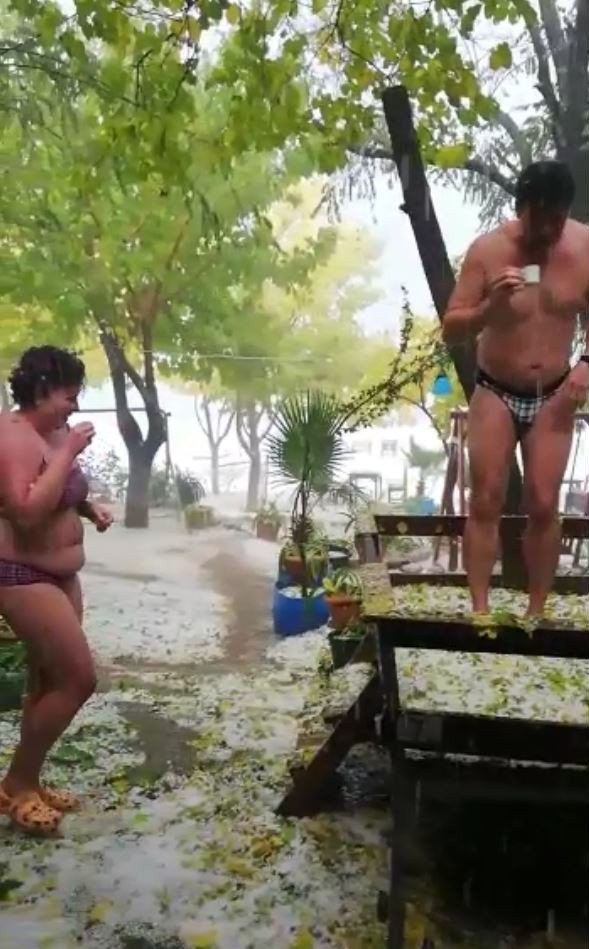 Güneşlenip Denize Giren Tatilcilere Dolu Sürprizi